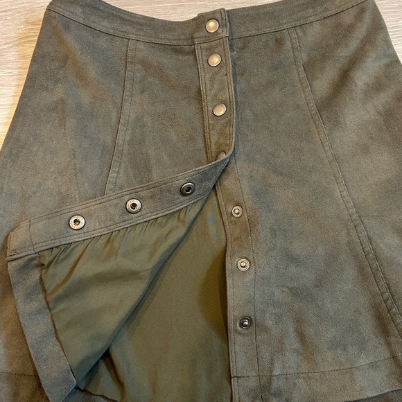Abercrombie & Fitch Army Green Faux Suede High Waisted Button Down Mini Skirt -2 - Picture 3 of 7